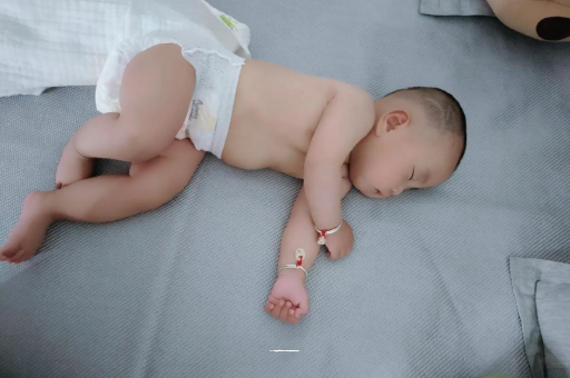 澄迈宝宝拍嗝的正确方法